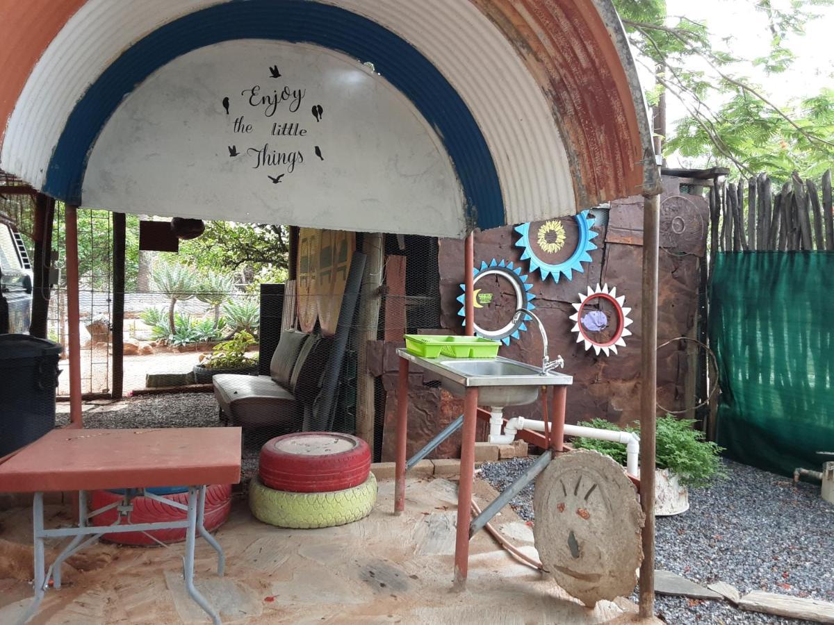 Kai-Oms Backpackers Lodge Outjo Exterior photo