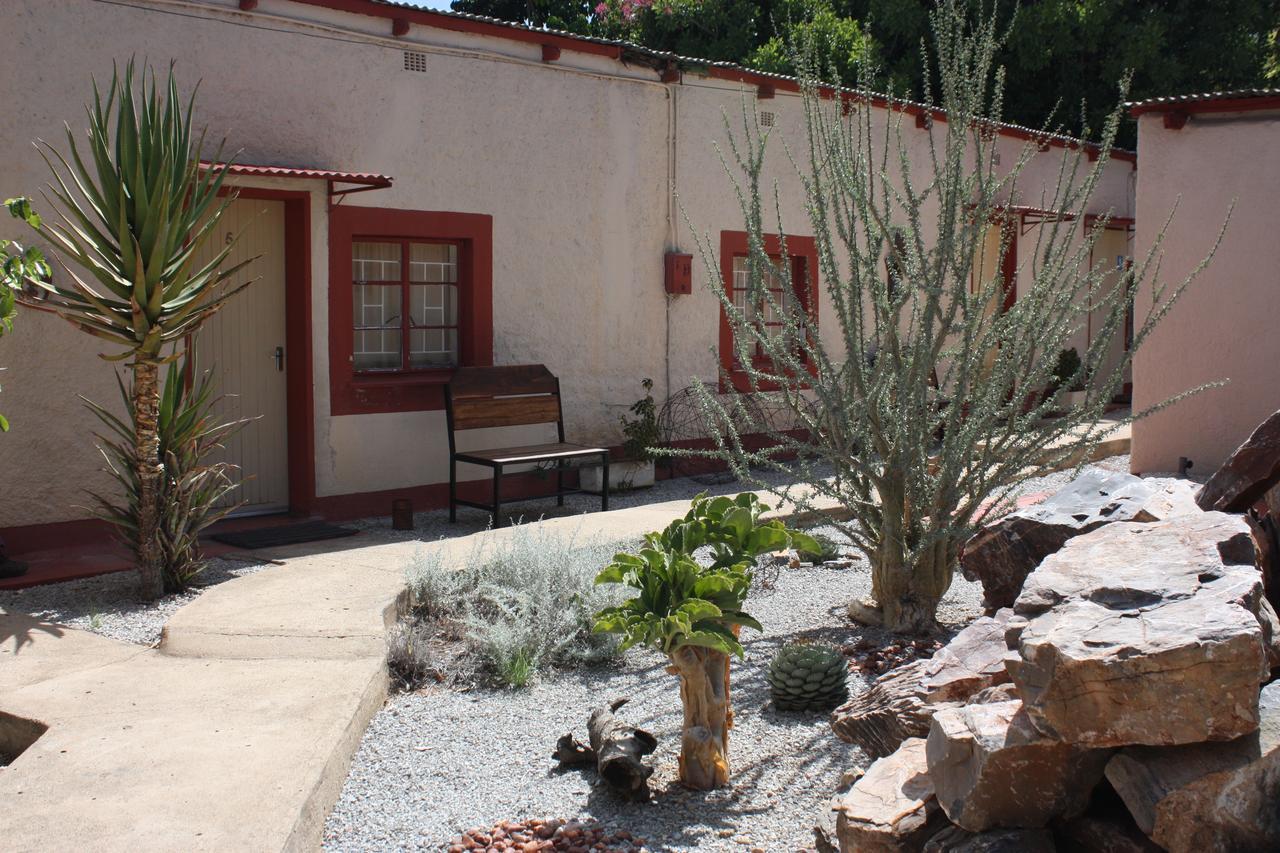 Kai-Oms Backpackers Lodge Outjo Exterior photo
