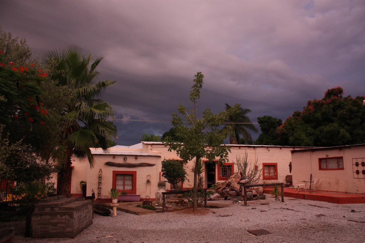 Kai-Oms Backpackers Lodge Outjo Exterior photo